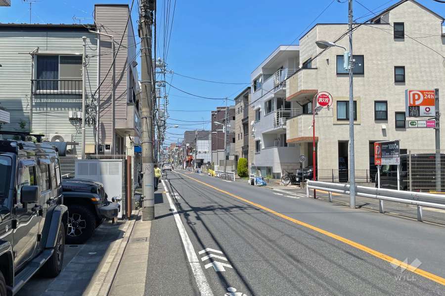 敷地北側の前面道路（南東側から）