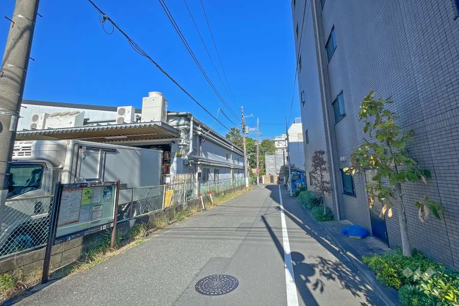 敷地北西側の前面道路（南西側から）