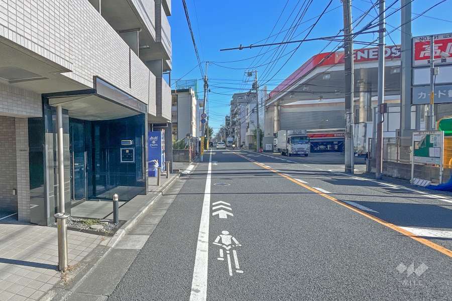 敷地南西側の前面道路（北西側から）