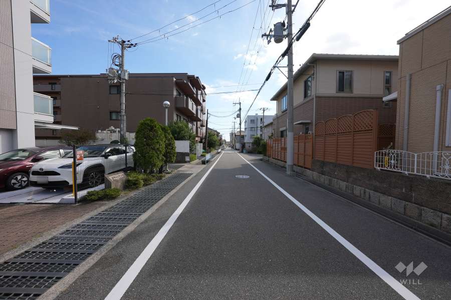 敷地西側の前面道路（北側から）