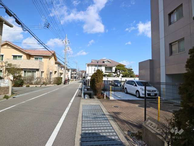 敷地西側の前面道路(南側から)