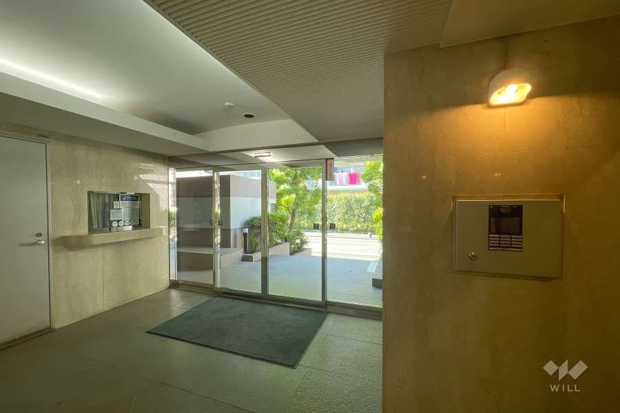 エントランスはオートロック付きです。　