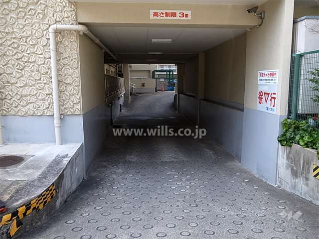 東側の駐車場から北側中央の駐車場へのアプローチ