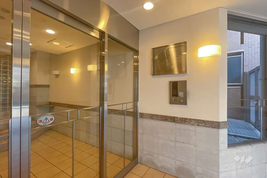 エントランスはオートロック付きです。