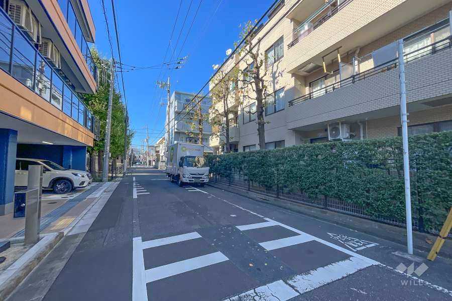 敷地西側の前面道路