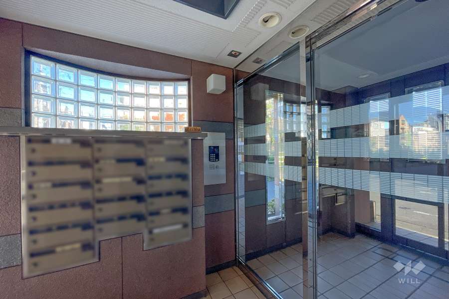 エントランスはオートロック付きです。