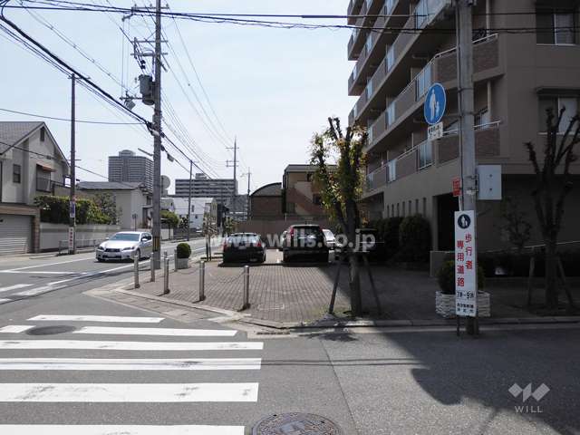 敷地東側の前面道路（2車線のバス通り）