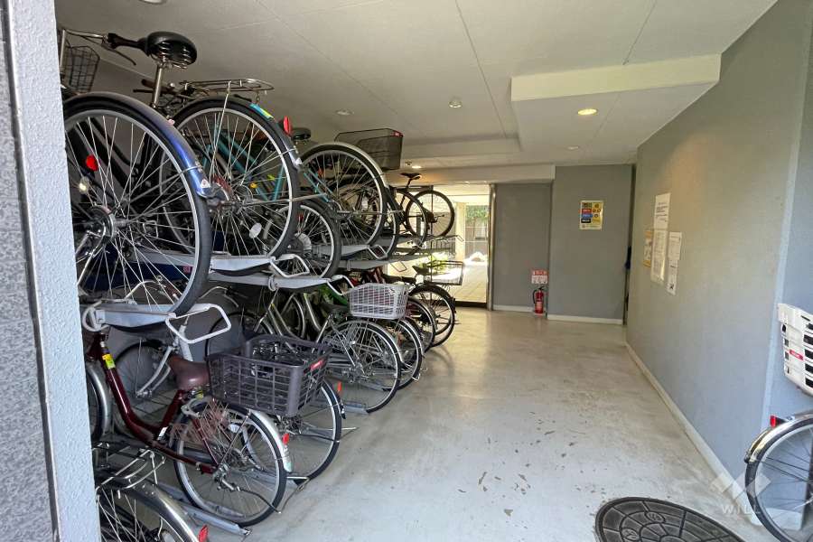 屋内の設けられた駐輪場