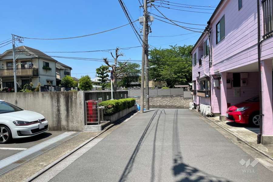 敷地東側の前面道路（南側から）