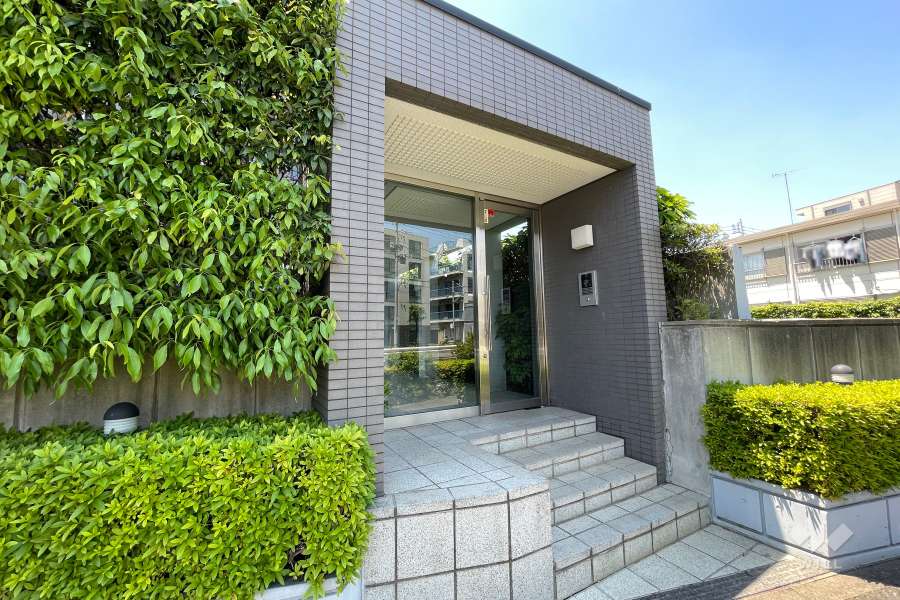 東側のエントランス