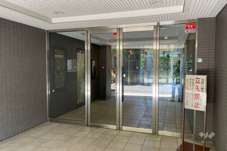 西側のエントランス