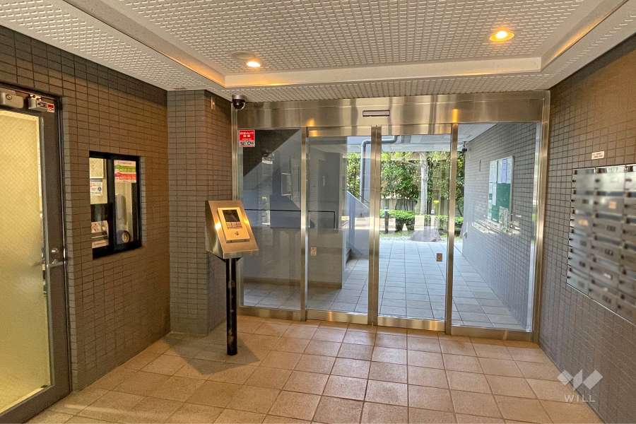 エントランスはオートロック付きです。