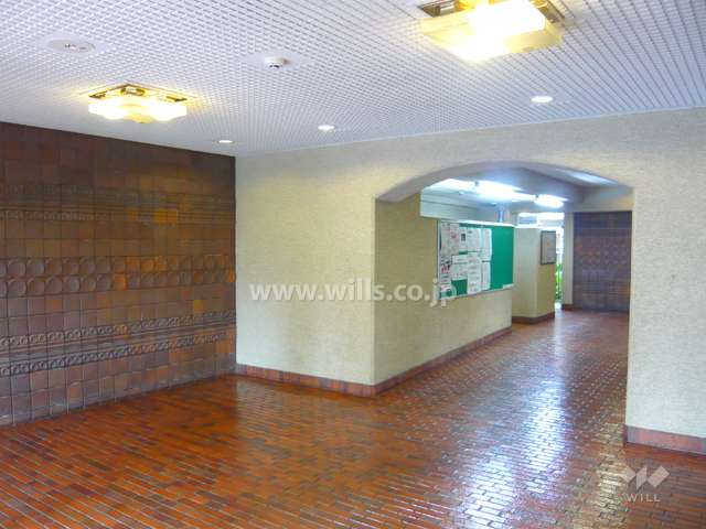 タイル貼りのエントランスホール