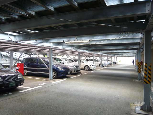 敷地内駐車場（中）