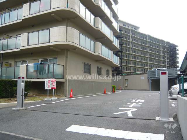 駐車場の出入り口はロボットゲート付きです。