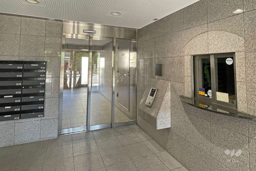 エントランスはオートロック付きです。