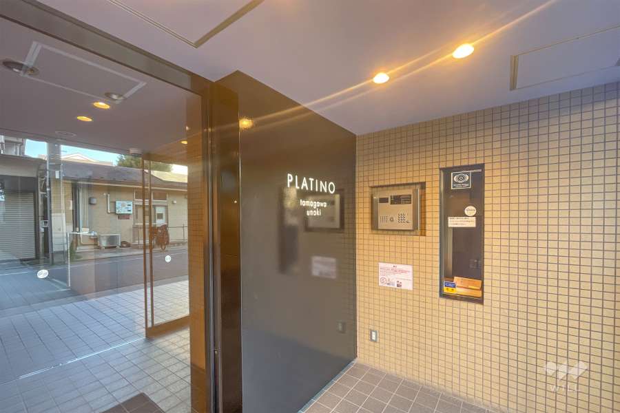 エントランスはオートロック付きです。
