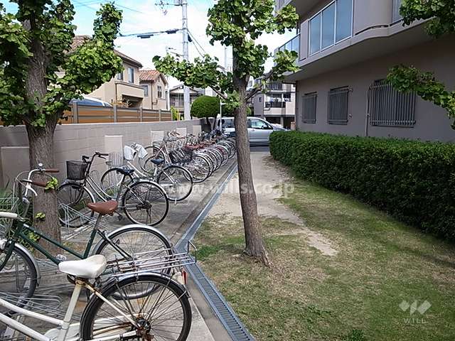 敷地南西側の駐輪場