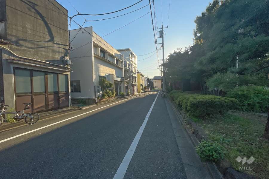 敷地北西側の前面道路（北東側から）