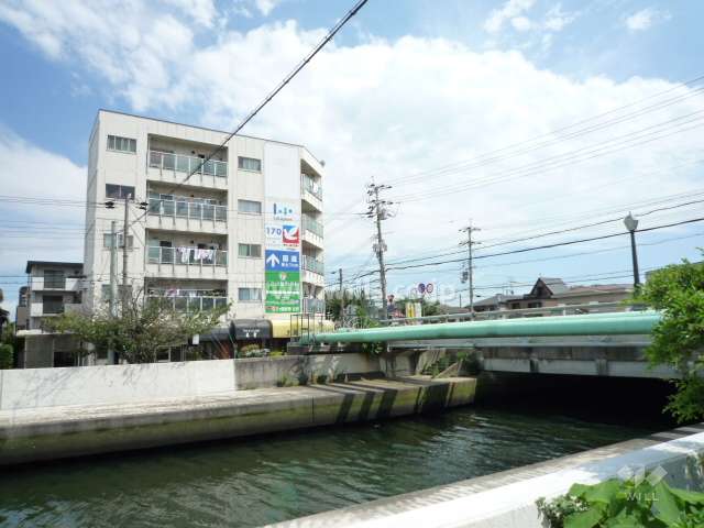 ニュー甲子園ハイツの遠景。敷地西側には川が流れています。