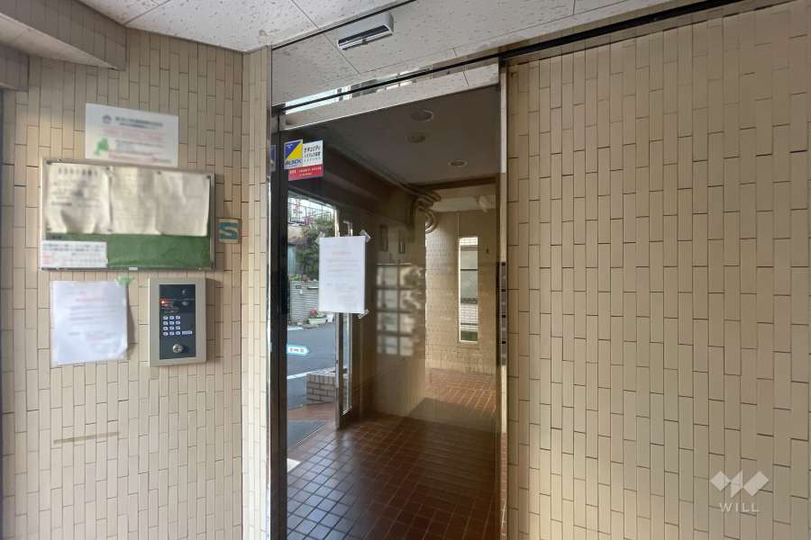 エントランスはオートロック付きです。