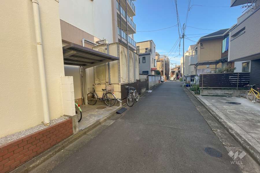 敷地北西側の前面道路（北東側から）