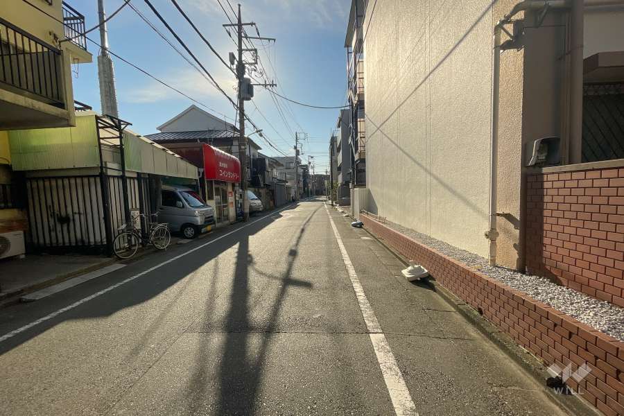 敷地北東側の前面道路（北西側から）