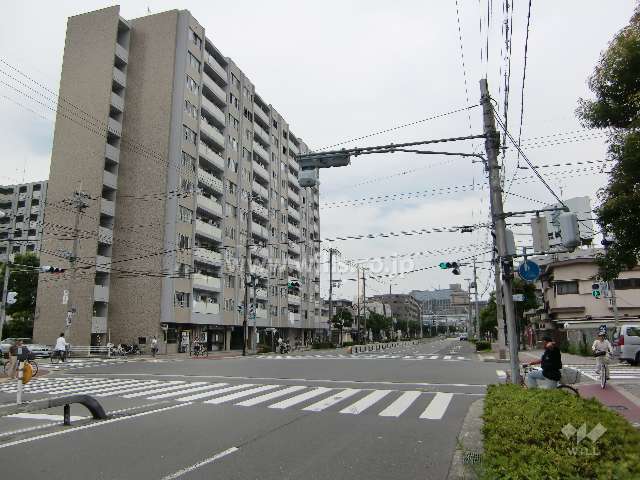 敷地の西側が「小曽根線」、北側が「旧国道」に面しています。