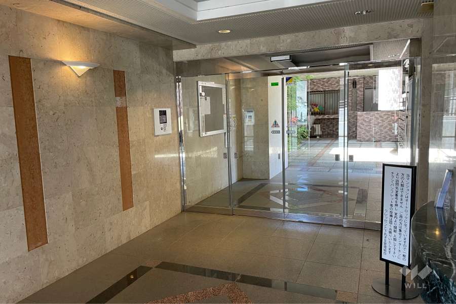 エントランスはオートロック付きです。