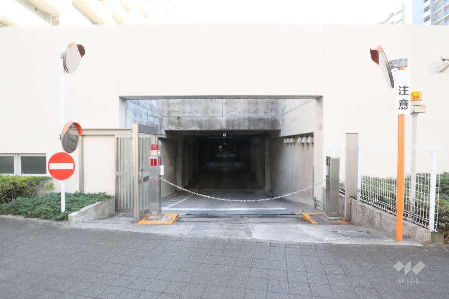 駐車場の出入り口（ロボットゲート付き）