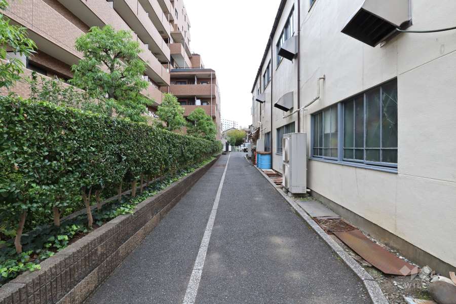 敷地南西側に面する通路