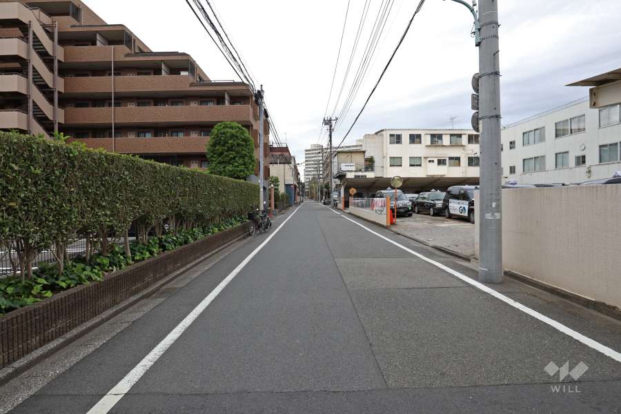 敷地北西側の前面道路（北東側から）