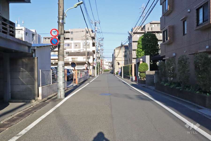 敷地北西側の前面道路（南西側から）