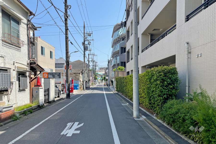 敷地の北東側前面道路（北西側から）