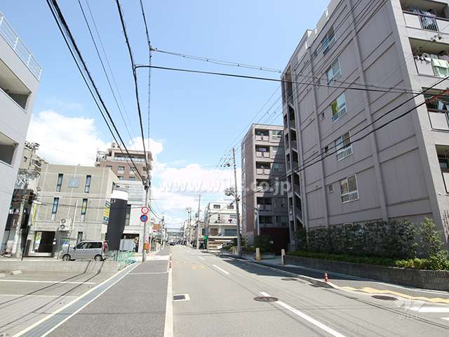 西宮第3コーポラスA棟の西側前面道路（南側から）