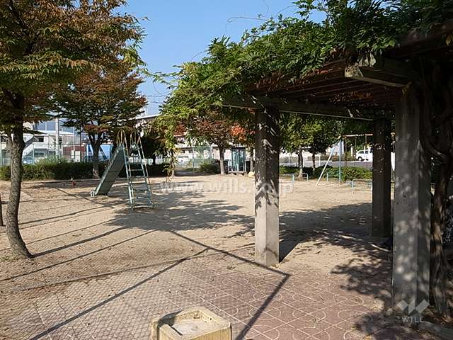 公園はフェンスでボール遊びのスペースと遊具のあるスペースが分けられています。