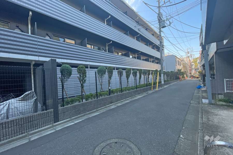 敷地北西側の前面道路（北東側から）