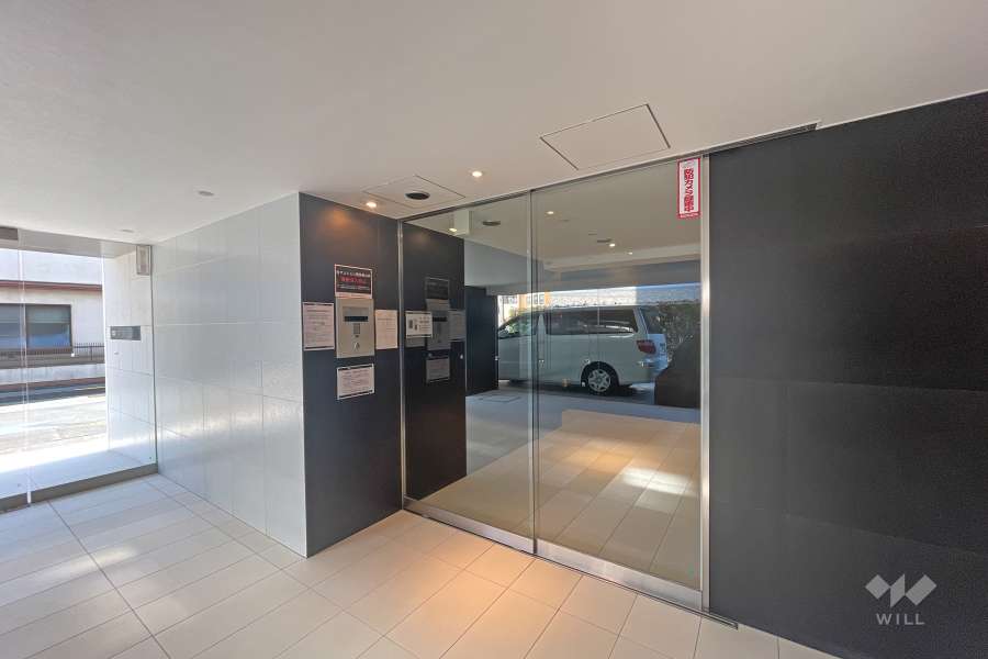 エントランスはオートロック付きです。