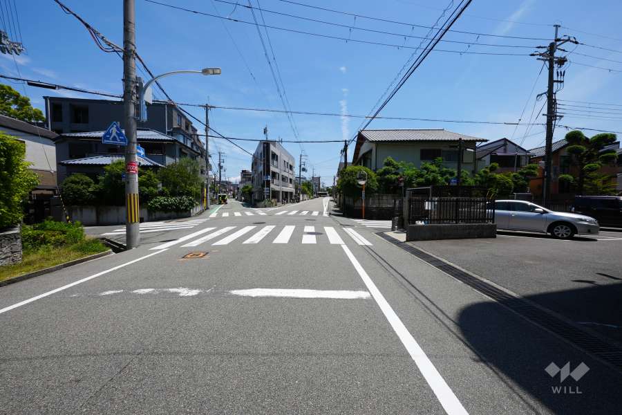 敷地西側の前面道路(南側から)