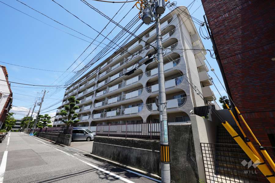 日商岩井上甲子園マンションの外観(南東側から)