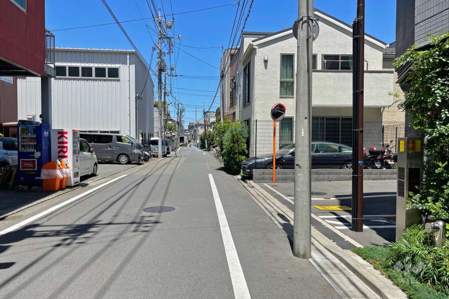 敷地南西の前面道路（南東側から）