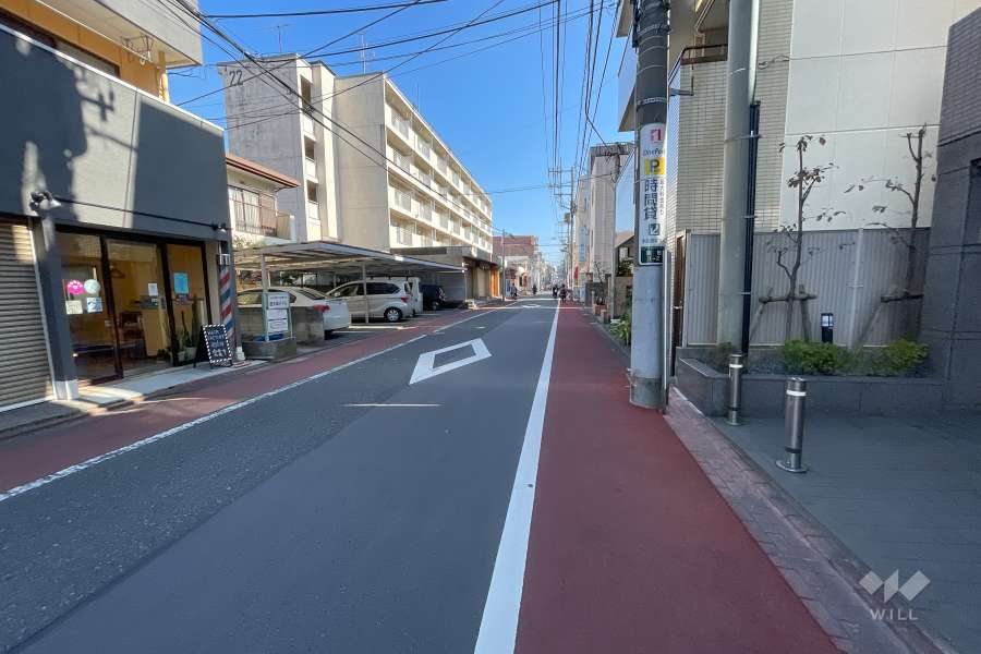 敷地北側の前面道路（西側から）