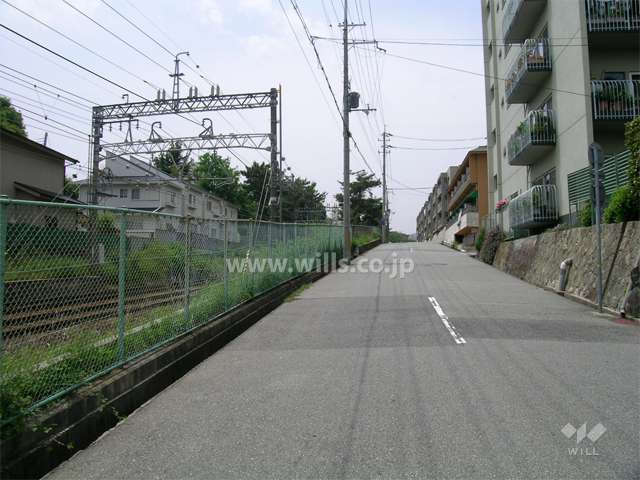 敷地の南側には、道を挟んで阪急神戸線が走っています。