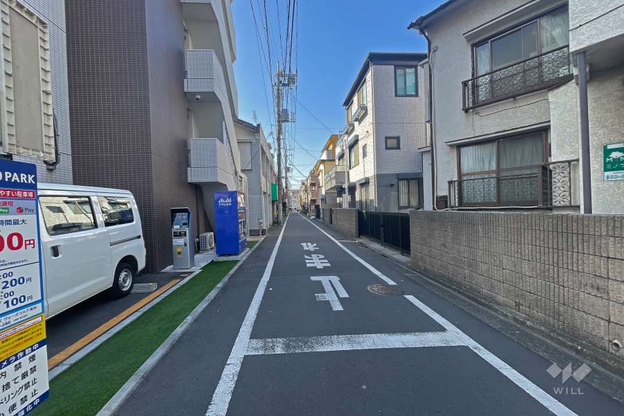 敷地西側の前面道路（北側から）