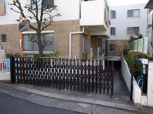 地階にある敷地内駐車場へのアプローチ（扉付き）