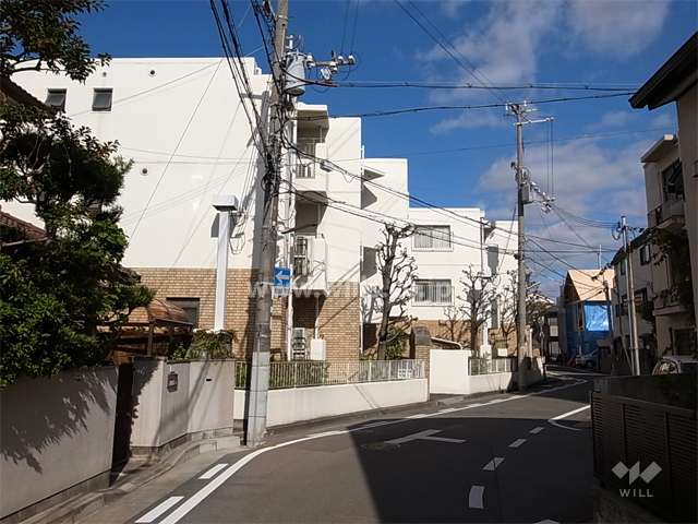 敷地東側の前面道路（南側から）　周辺は夙川にほど近い閑静な住宅地です。