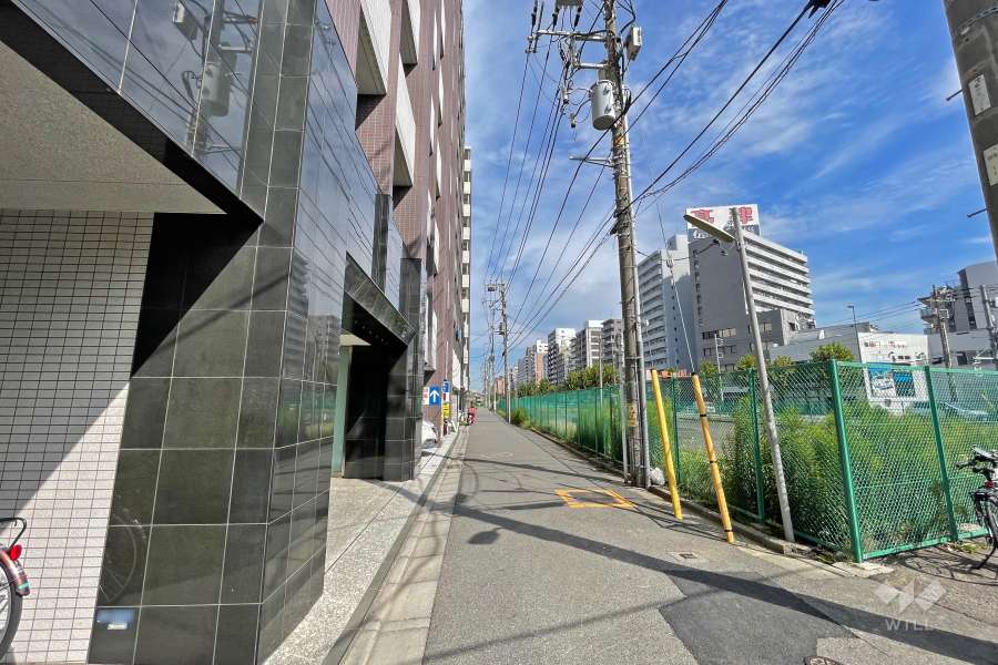 敷地南東側の前面道路（南西側から）
