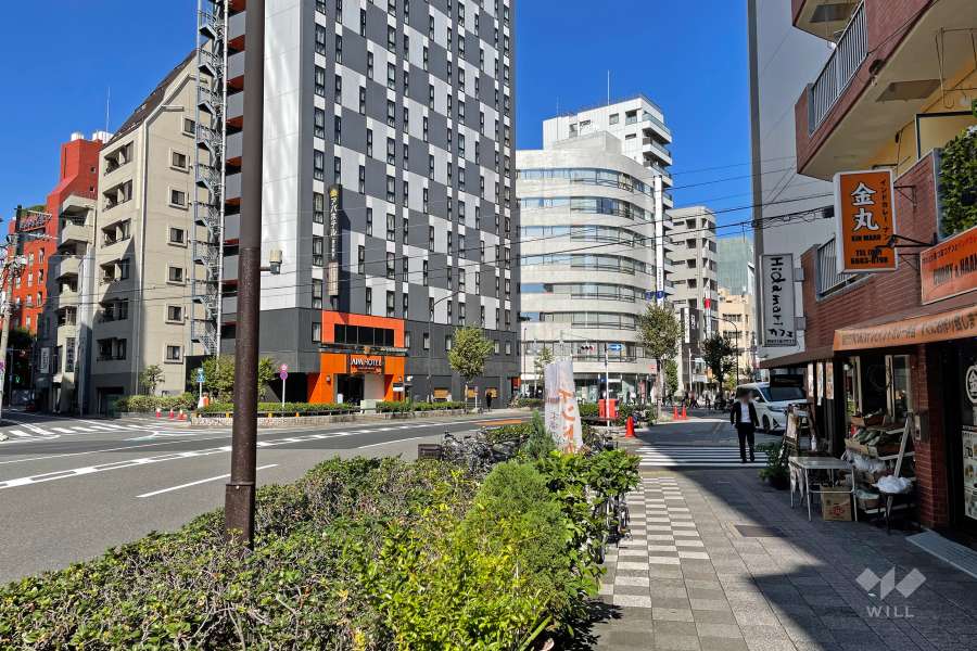 敷地西側の前面道路