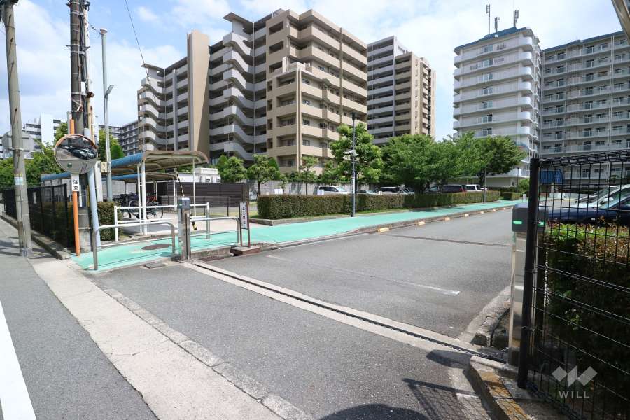 駐車場の出入口（ロボットゲート付き）