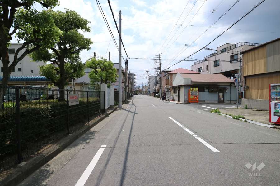敷地北側の前面道路（東側から）